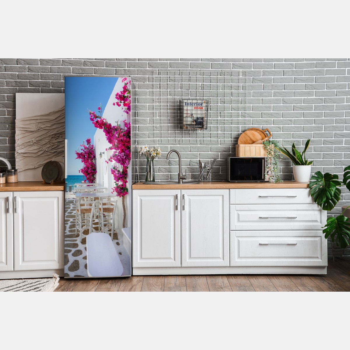 Naklejka na lodówkę słoneczna śródziemnomorska alejka z bugenwillą – Wallissimo® Naklejka na lodówkę słoneczna śródziemnomorska alejka z bugenwillą – Wallissimo®