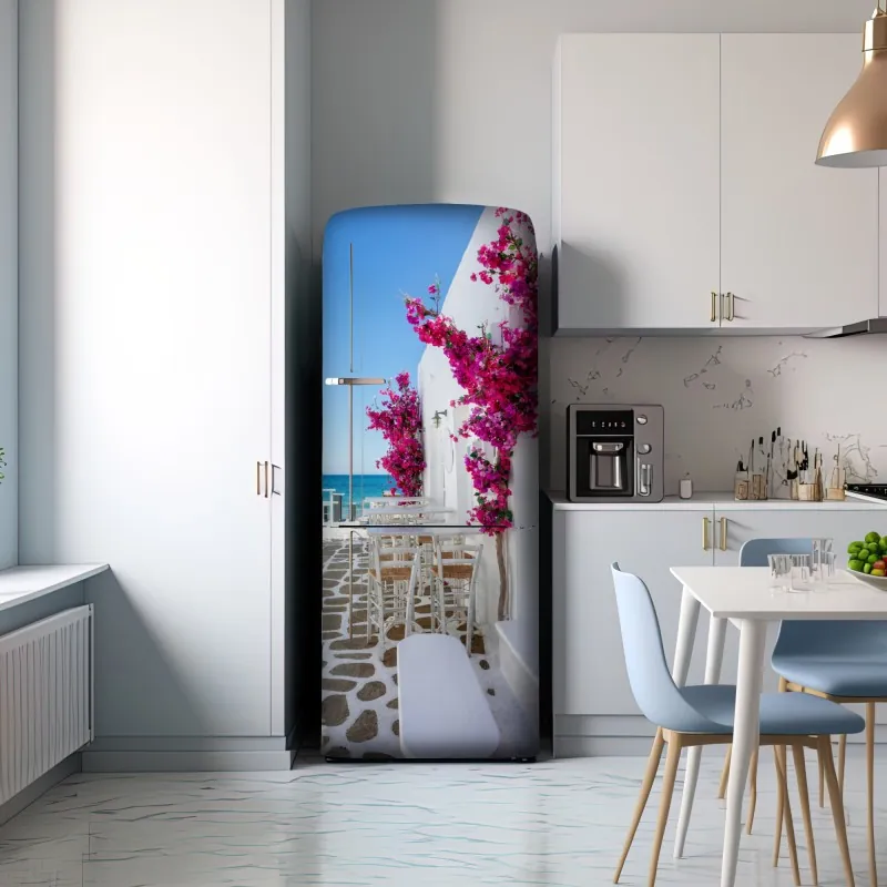 Naklejka na lodówkę słoneczna śródziemnomorska alejka z bugenwillą – Wallissimo® Naklejka na lodówkę słoneczna śródziemnomorska alejka z bugenwillą – Wallissimo®