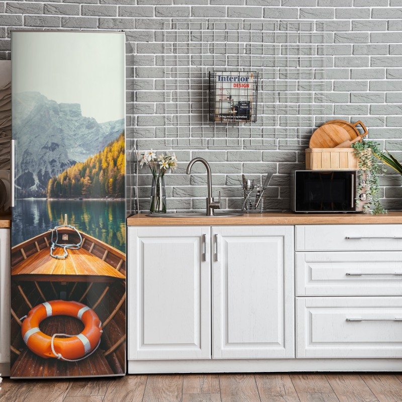 Naklejka na lodówkę elegancki portret gejszy w czerwonym i czarnym kimonie – Wallissimo®