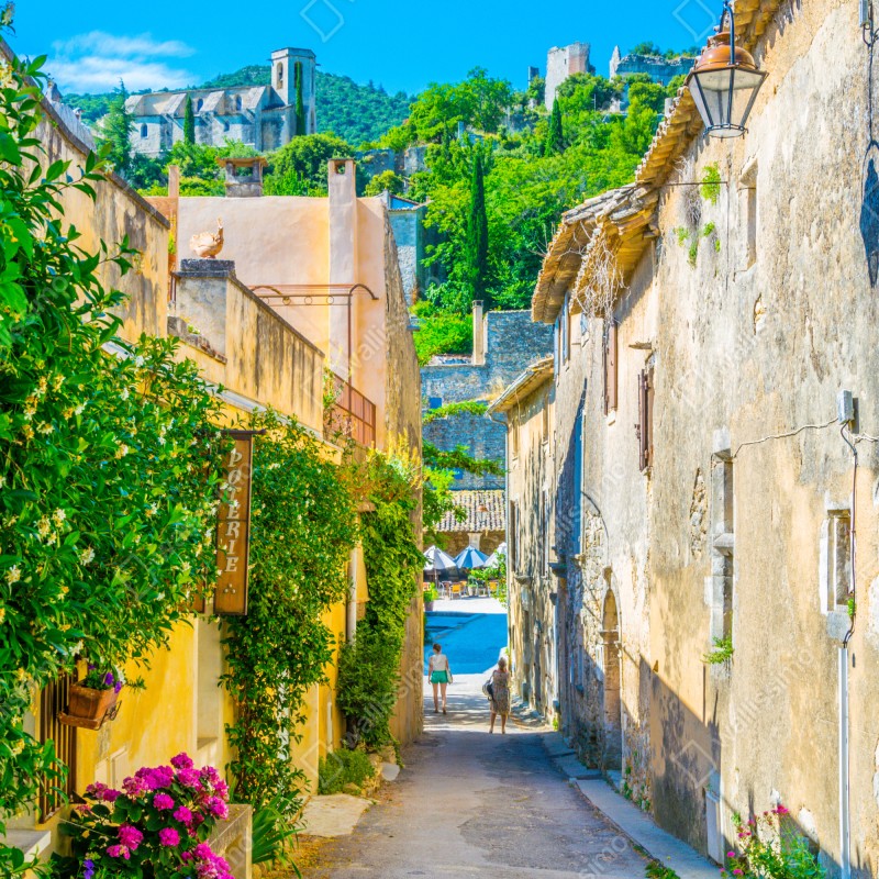 Naklejka na lodówkę słoneczna uliczka wioski śródziemnomorskiej – Wallissimo® Naklejka na lodówkę słoneczna uliczka wioski śródziemnomorskiej – Wallissimo®