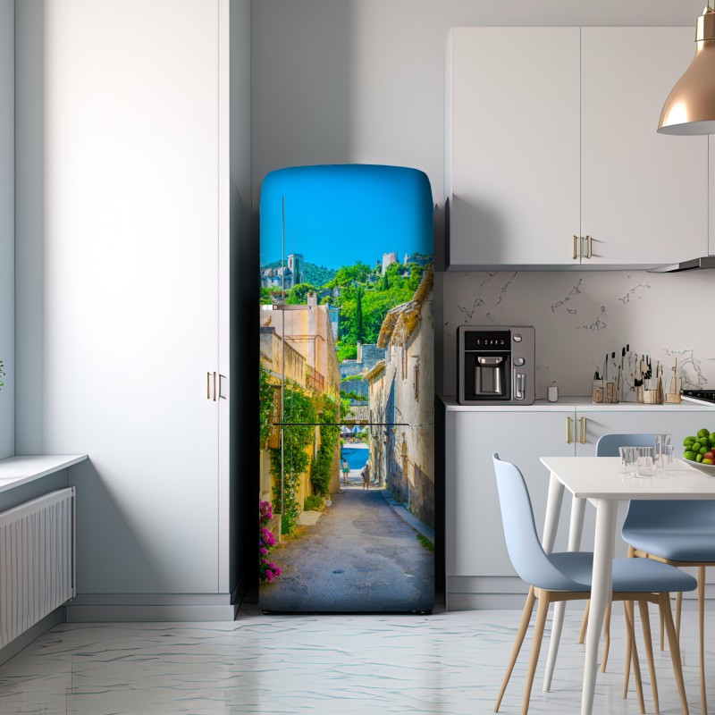 Naklejka na lodówkę słoneczna uliczka wioski śródziemnomorskiej – Wallissimo® Naklejka na lodówkę słoneczna uliczka wioski śródziemnomorskiej – Wallissimo®