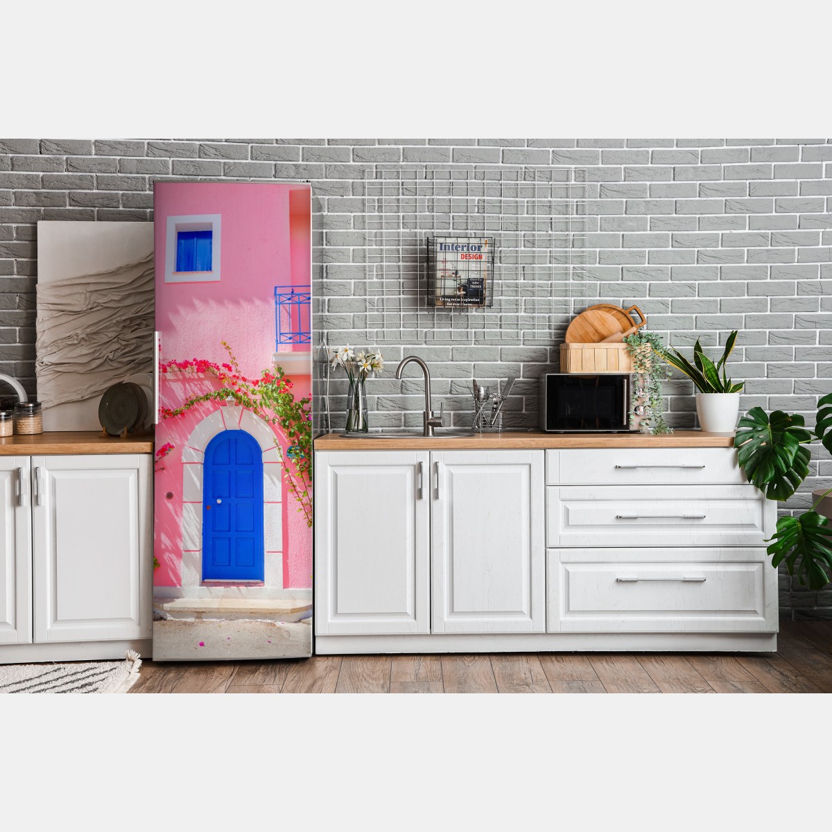 Naklejka na lodówkę intensywna różowa fasada z niebieskimi drzwiami – Wallissimo® Naklejka na lodówkę intensywna różowa fasada z niebieskimi drzwiami – Wallissimo®