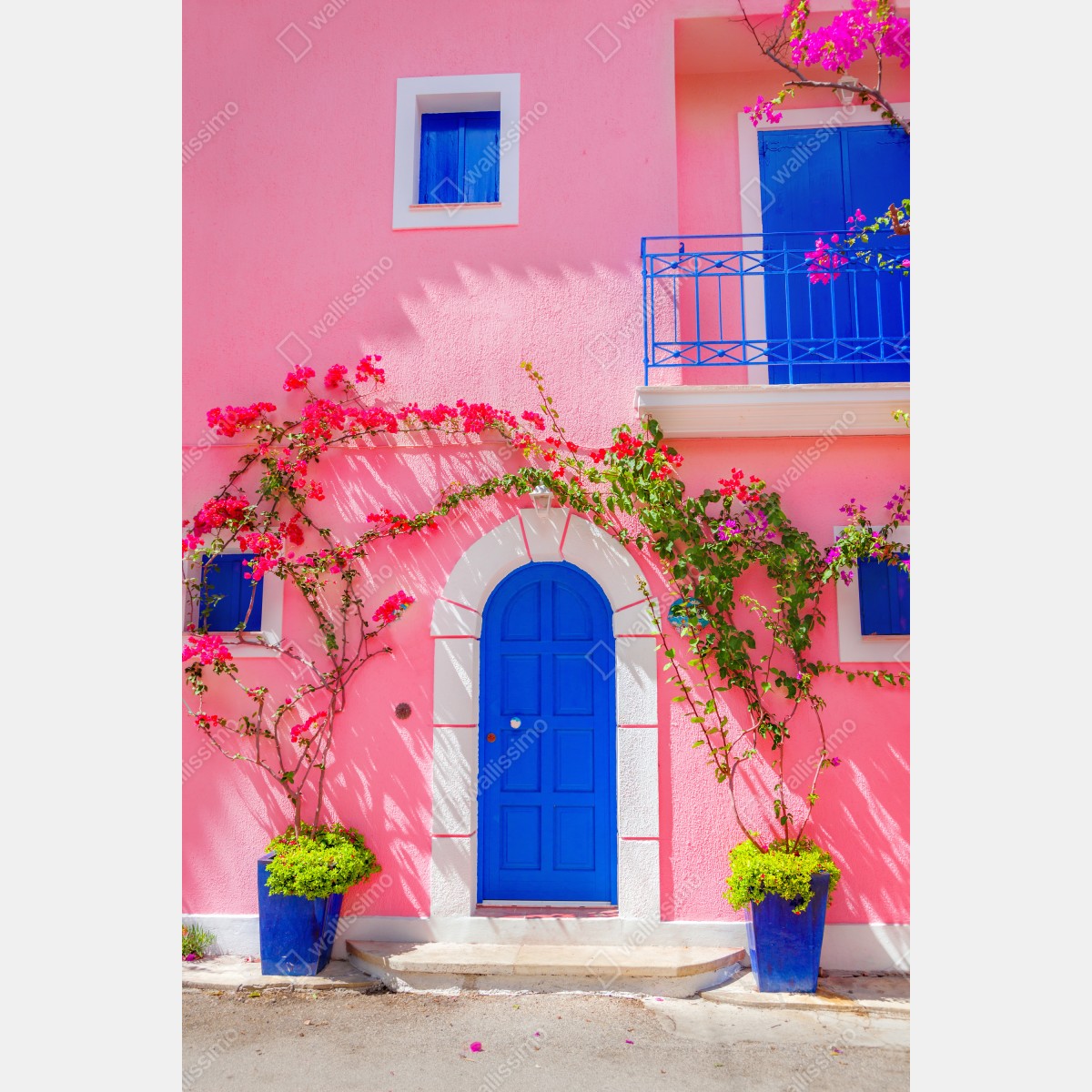 Naklejka na lodówkę intensywna różowa fasada z niebieskimi drzwiami – Wallissimo® Naklejka na lodówkę intensywna różowa fasada z niebieskimi drzwiami – Wallissimo®