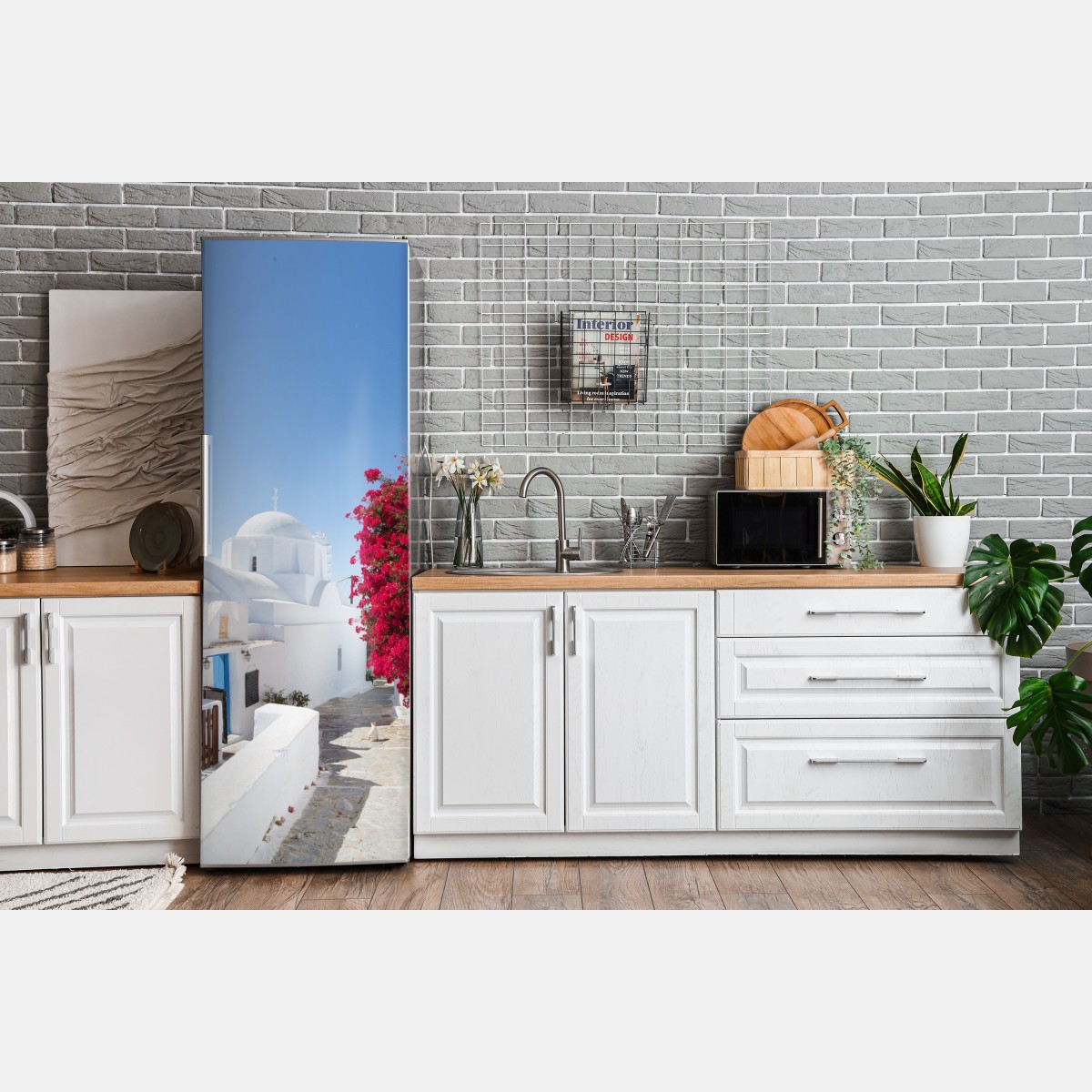 Naklejka na lodówkę słoneczna ulica wyspy z bujną bugenwillą – Wallissimo® Naklejka na lodówkę słoneczna ulica wyspy z bujną bugenwillą – Wallissimo®