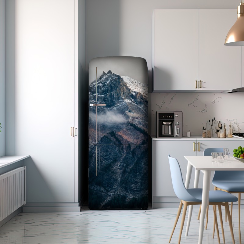 Naklejka na lodówkę dramatyczny alpejski szczyt we mgle – Wallissimo® Naklejka na lodówkę dramatyczny alpejski szczyt we mgle – Wallissimo®