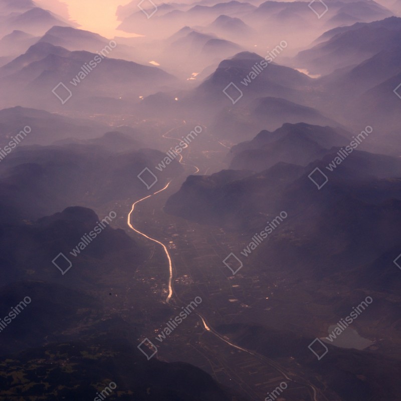 Naklejka na lodówkę mglista pastelowa dolina górska – Wallissimo® Naklejka na lodówkę mglista pastelowa dolina górska – Wallissimo®