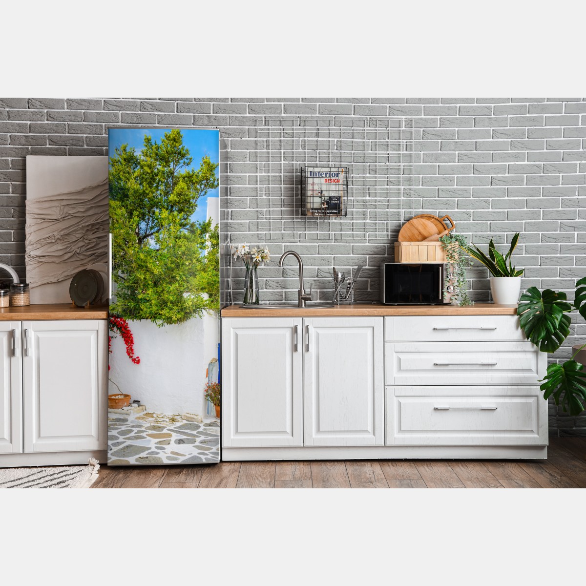 Naklejka na lodówkę słoneczny dziedziniec śródziemnomorski z bugenwillą – Wallissimo® Naklejka na lodówkę słoneczny dziedziniec śródziemnomorski z bugenwillą – Wallissimo®