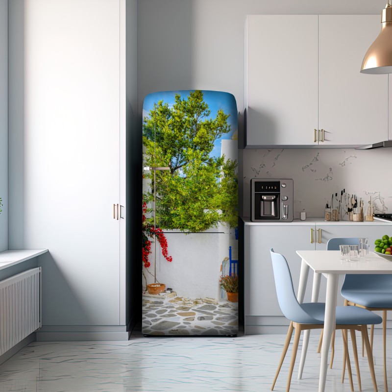 Naklejka na lodówkę słoneczny dziedziniec śródziemnomorski z bugenwillą – Wallissimo® Naklejka na lodówkę słoneczny dziedziniec śródziemnomorski z bugenwillą – Wallissimo®