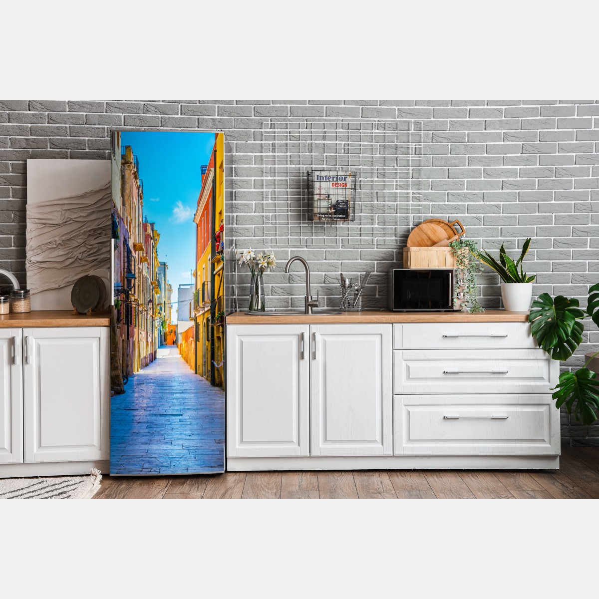 Naklejka na lodówkę słoneczna Śródziemnomorska uliczka z kolorowymi fasadami – Wallissimo® Naklejka na lodówkę słoneczna Śródziemnomorska uliczka z kolorowymi fasadami – Wallissimo®