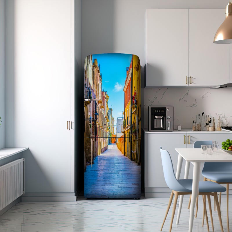 Naklejka na lodówkę słoneczna Śródziemnomorska uliczka z kolorowymi fasadami – Wallissimo® Naklejka na lodówkę słoneczna Śródziemnomorska uliczka z kolorowymi fasadami – Wallissimo®