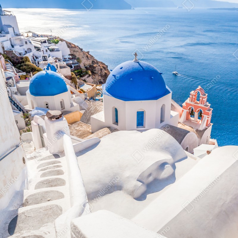 Naklejka na lodówkę słoneczne Santorini niebieskie kopuły i widok na morze – Wallissimo® Naklejka na lodówkę słoneczne Santorini niebieskie kopuły i widok na morze – Wallissimo®