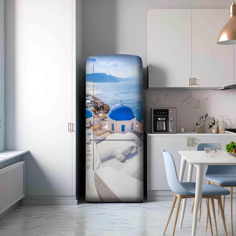 Naklejka na lodówkę słoneczne Santorini niebieskie kopuły i widok na morze – Wallissimo® Naklejka na lodówkę słoneczne Santorini niebieskie kopuły i widok na morze – Wallissimo®