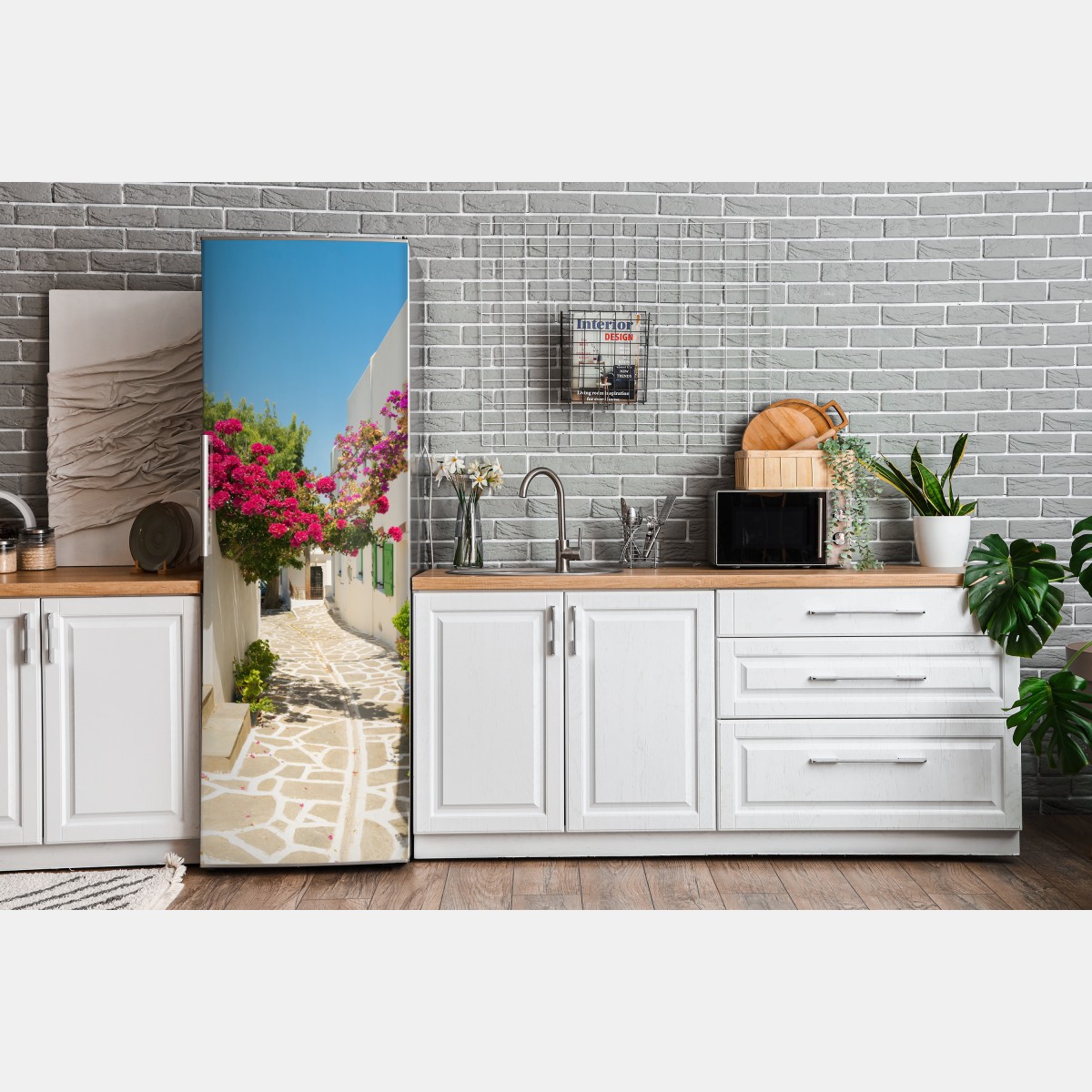 Naklejka na lodówkę słoneczna śródziemnomorska uliczka z bugenwillą – Wallissimo® Naklejka na lodówkę słoneczna śródziemnomorska uliczka z bugenwillą – Wallissimo®