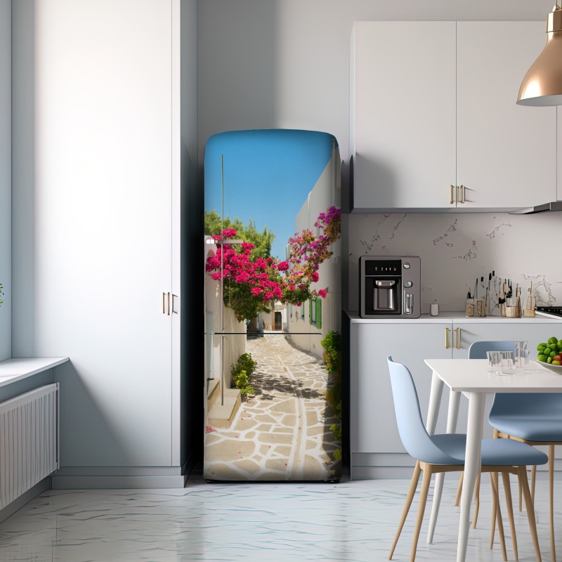 Naklejka na lodówkę słoneczna śródziemnomorska uliczka z bugenwillą – Wallissimo® Naklejka na lodówkę słoneczna śródziemnomorska uliczka z bugenwillą – Wallissimo®
