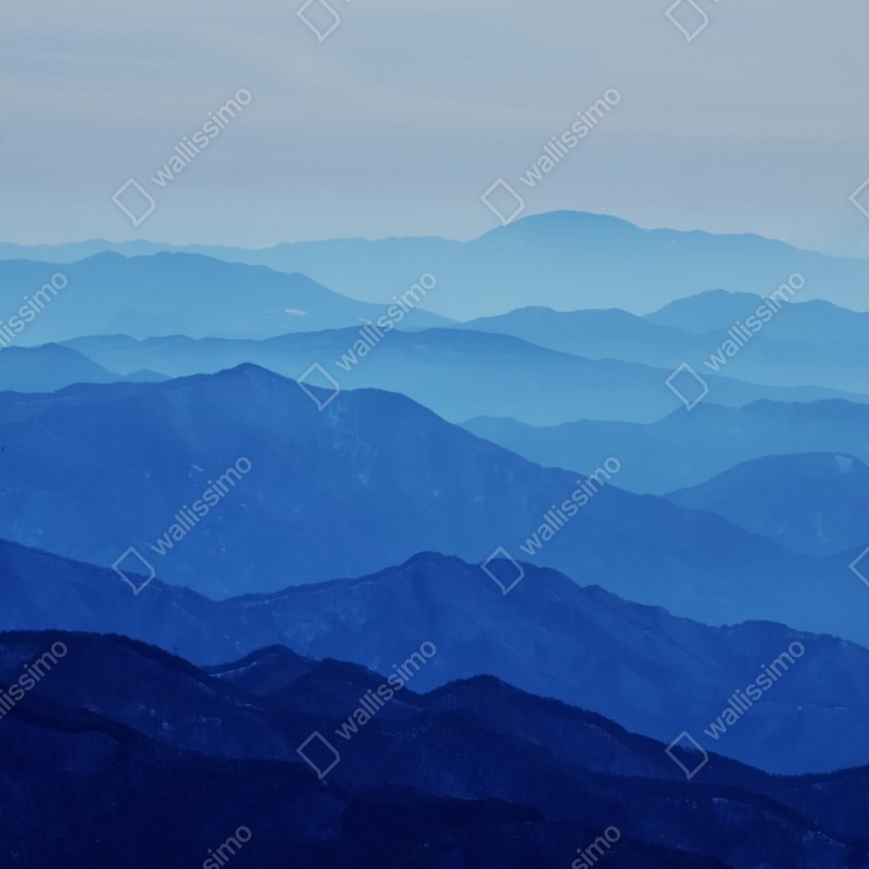 Naklejka na lodówkę mglista niebieska panorama gór – Wallissimo® Naklejka na lodówkę mglista niebieska panorama gór – Wallissimo®