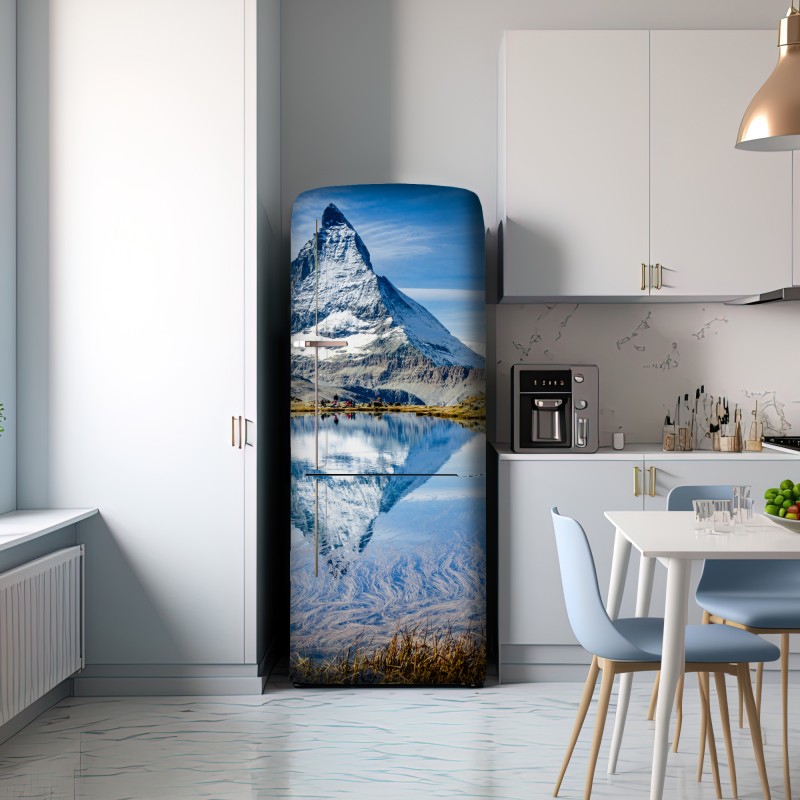 Naklejka na lodówkę majestatyczny Matterhorn odbity w alpejskim jeziorze – Wallissimo® Naklejka na lodówkę majestatyczny Matterhorn odbity w alpejskim jeziorze – Wallissimo®