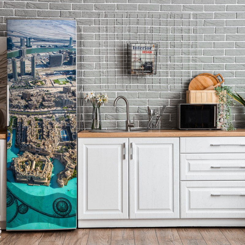 Naklejka na lodówkę elegancki portret gejszy w czerwonym i czarnym kimonie – Wallissimo®