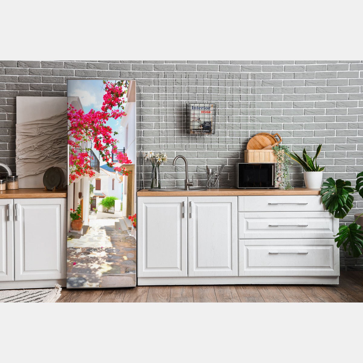 Naklejka na lodówkę słoneczny zaułek śródziemnomorski z bugenwillą – Wallissimo® Naklejka na lodówkę słoneczny zaułek śródziemnomorski z bugenwillą – Wallissimo®