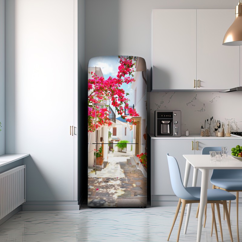 Naklejka na lodówkę słoneczny zaułek śródziemnomorski z bugenwillą – Wallissimo® Naklejka na lodówkę słoneczny zaułek śródziemnomorski z bugenwillą – Wallissimo®