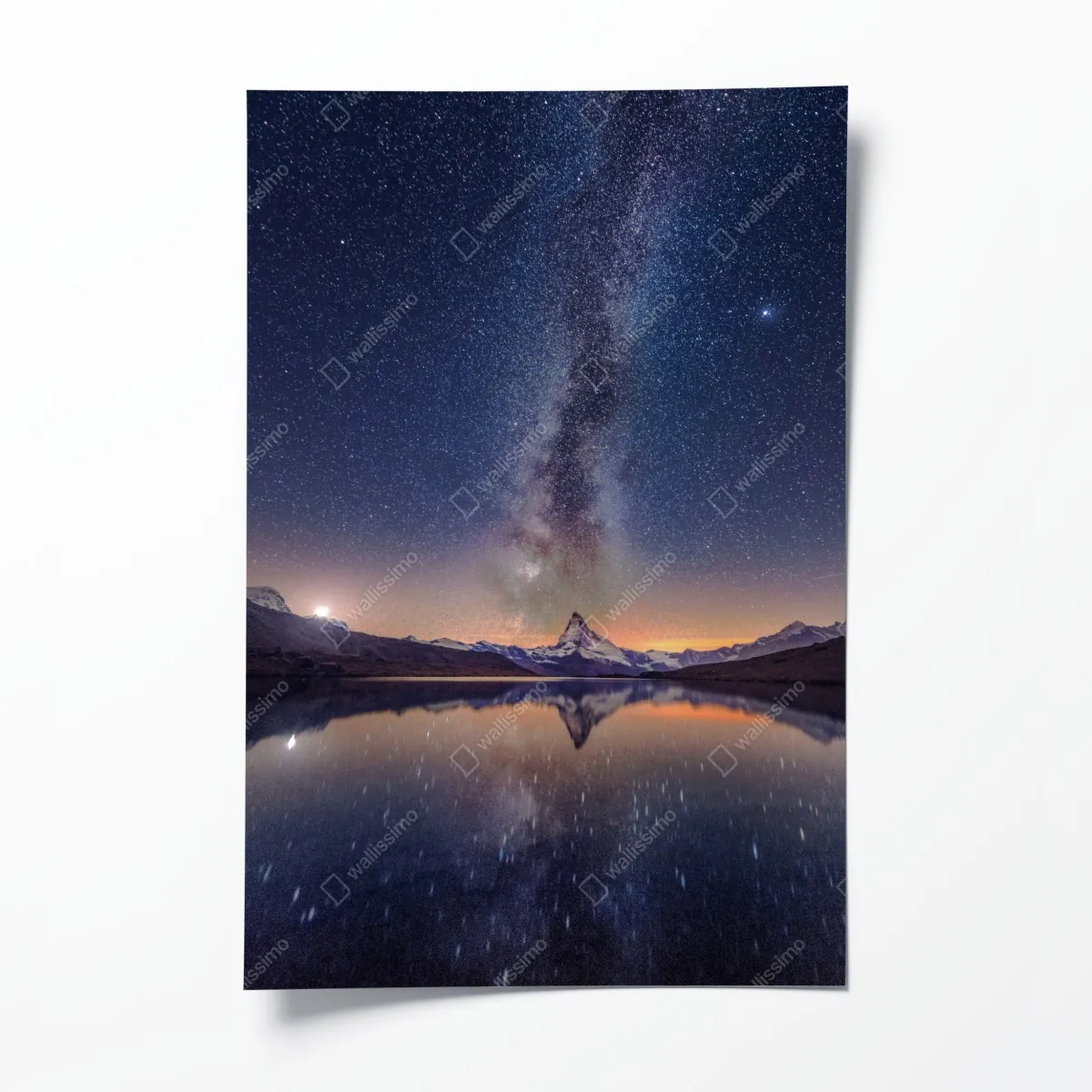 Plakat droga mleczna nad alpejskim szczytem odbita w jeziorze – Wallissimo® Plakat droga mleczna nad alpejskim szczytem odbita w jeziorze – Wallissimo®