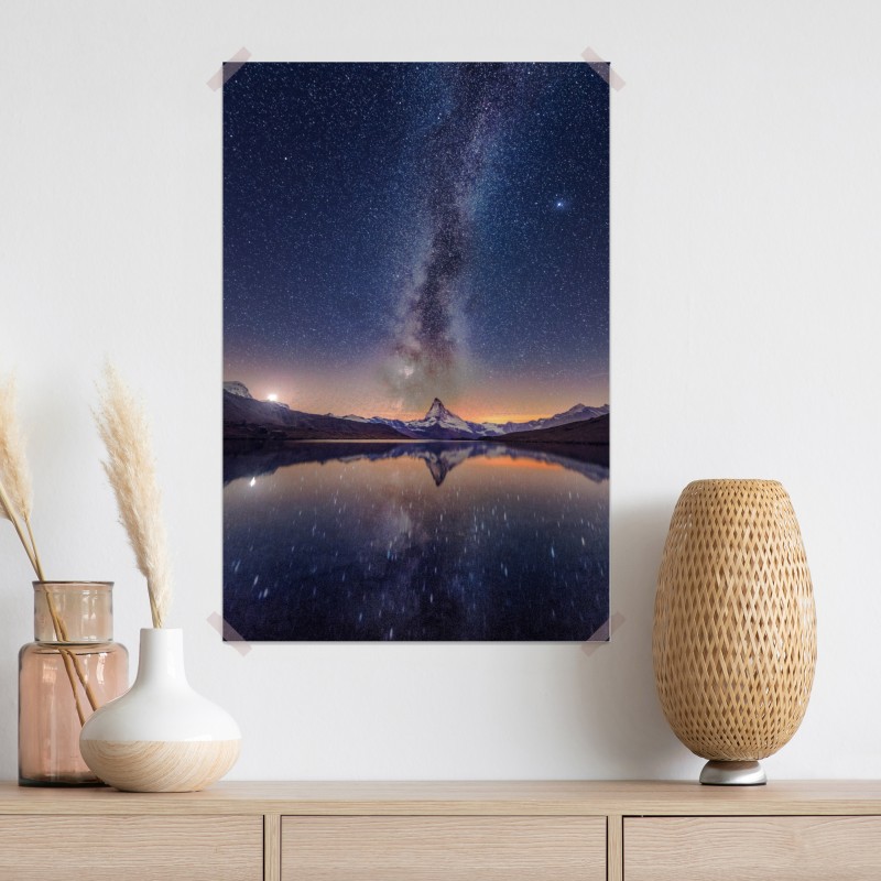 Plakat droga mleczna nad alpejskim szczytem odbita w jeziorze – Wallissimo® Plakat droga mleczna nad alpejskim szczytem odbita w jeziorze – Wallissimo®