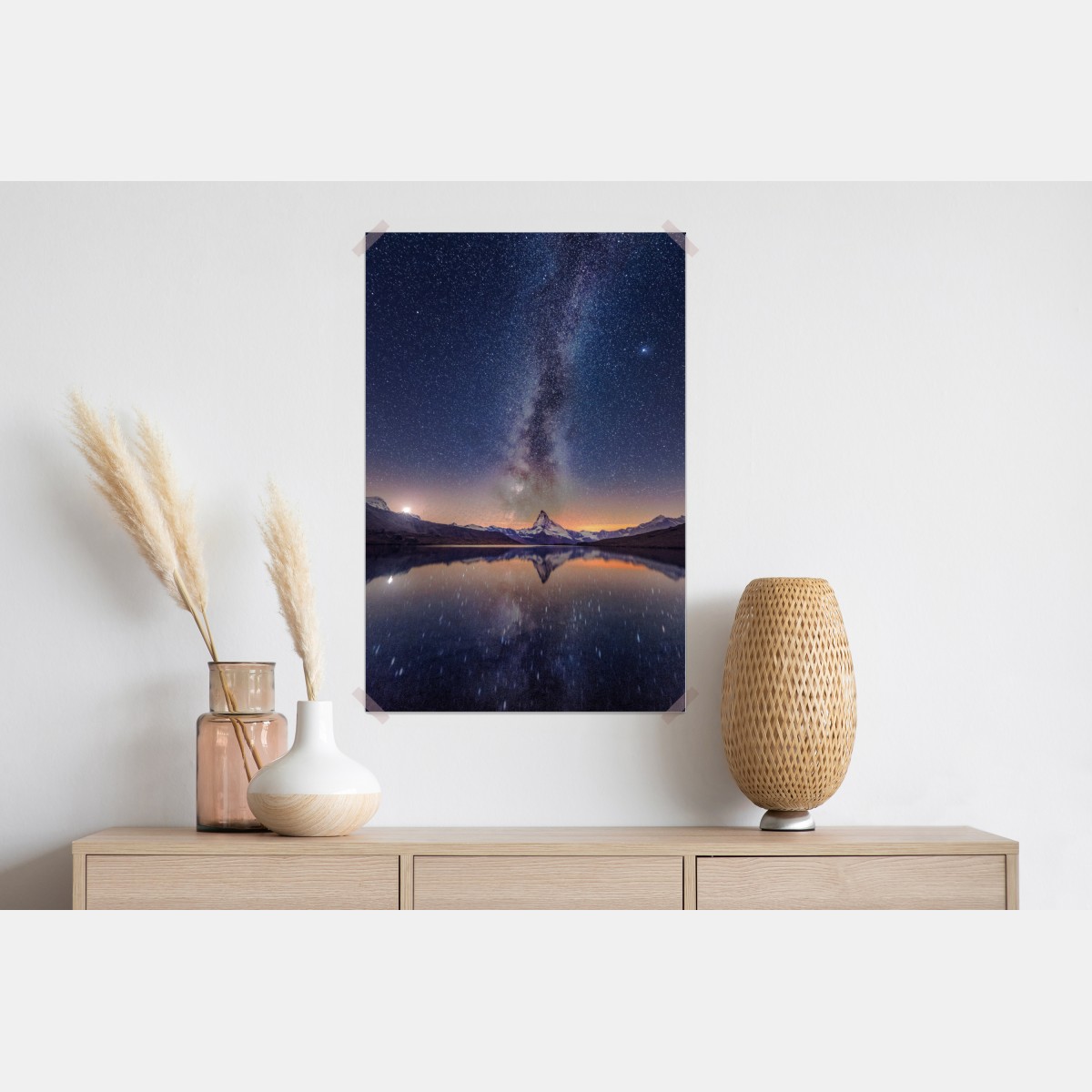 Plakat droga mleczna nad alpejskim szczytem odbita w jeziorze – Wallissimo® Plakat droga mleczna nad alpejskim szczytem odbita w jeziorze – Wallissimo®