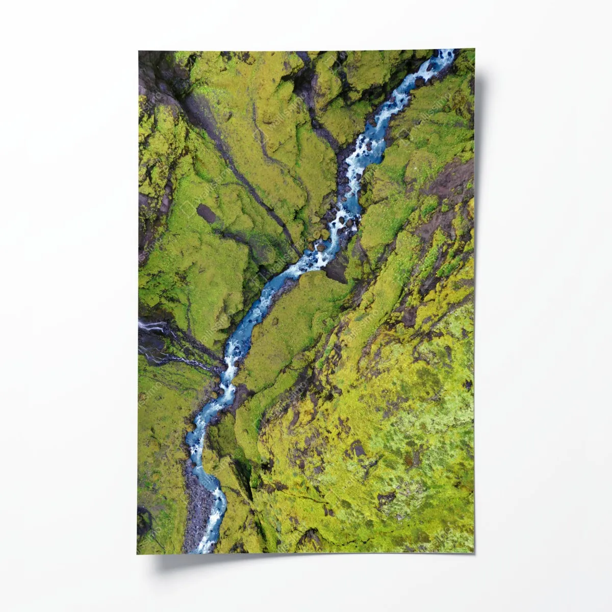 Plakat rzeka z lotu ptaka w mchem porośniętym wąwozie – Wallissimo® Plakat rzeka z lotu ptaka w mchem porośniętym wąwozie – Wallissimo®