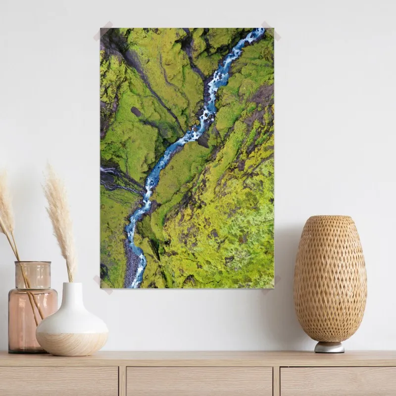 Plakat rzeka z lotu ptaka w mchem porośniętym wąwozie – Wallissimo® Plakat rzeka z lotu ptaka w mchem porośniętym wąwozie – Wallissimo®