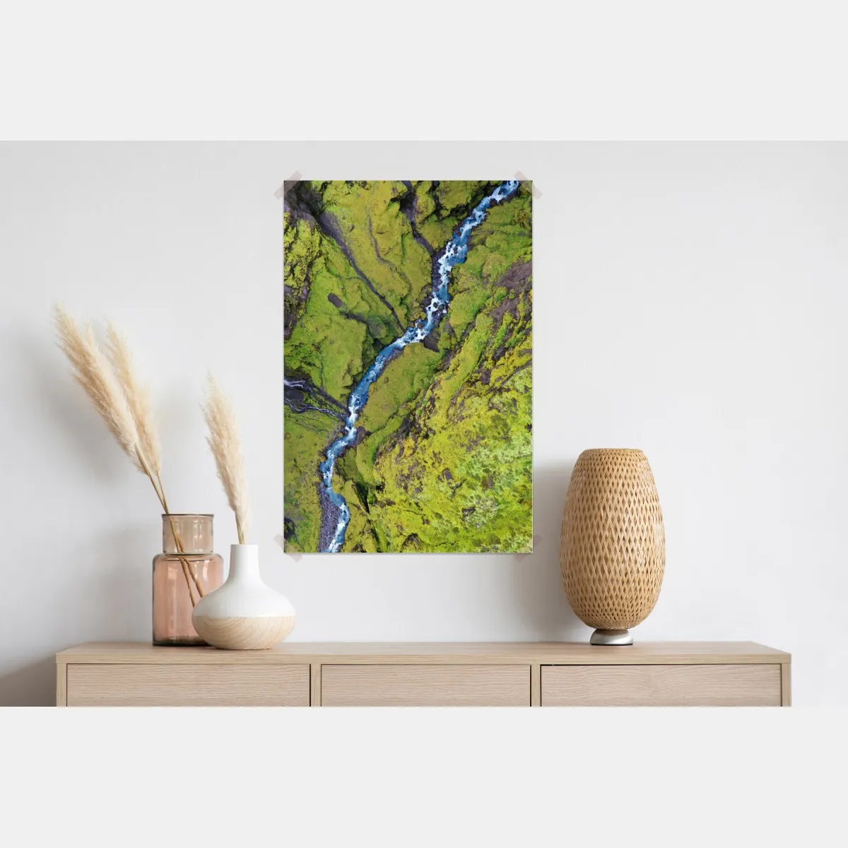 Plakat rzeka z lotu ptaka w mchem porośniętym wąwozie – Wallissimo® Plakat rzeka z lotu ptaka w mchem porośniętym wąwozie – Wallissimo®