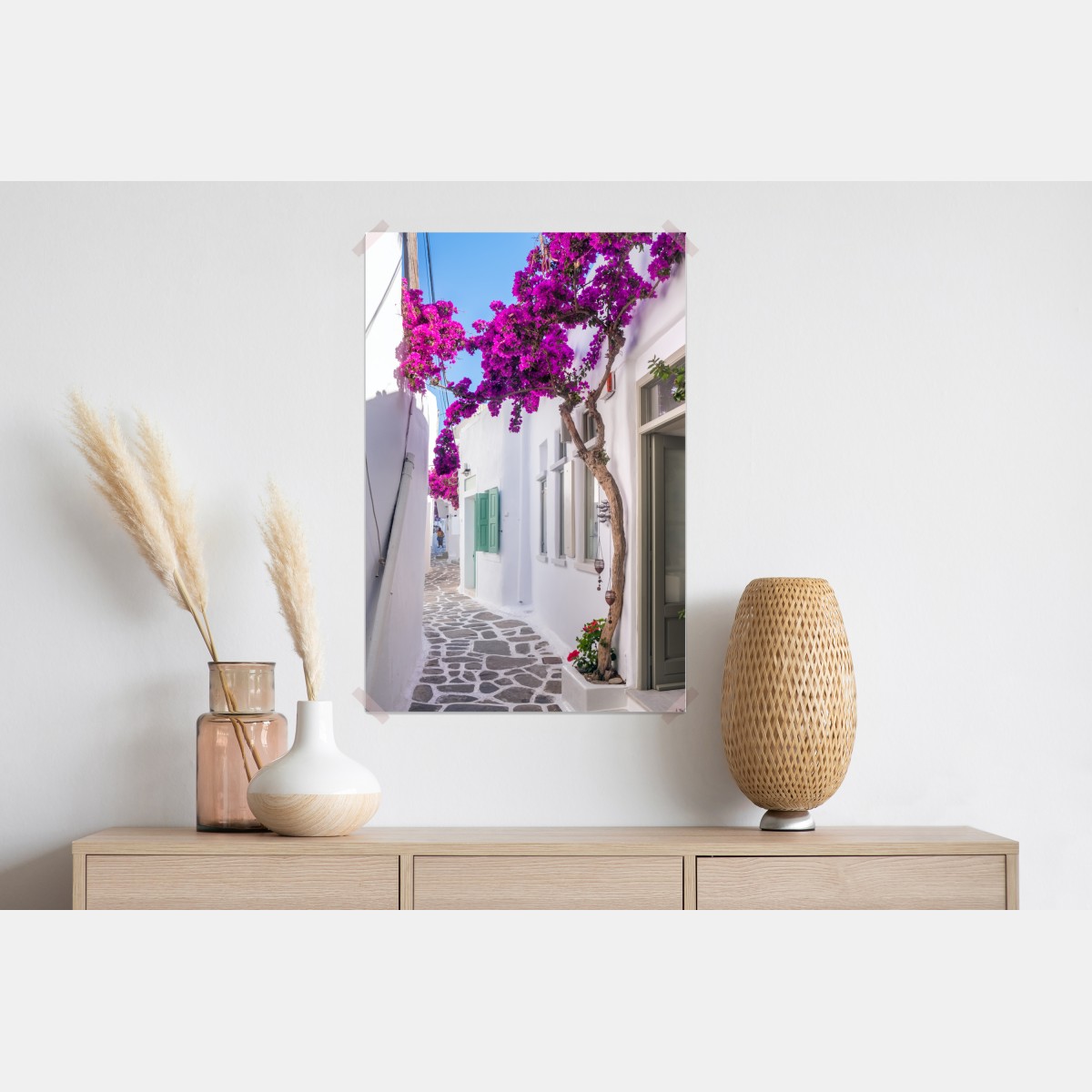 Plakat słoneczna śródziemnomorska uliczka z bugenwillą – Wallissimo® Plakat słoneczna śródziemnomorska uliczka z bugenwillą – Wallissimo®