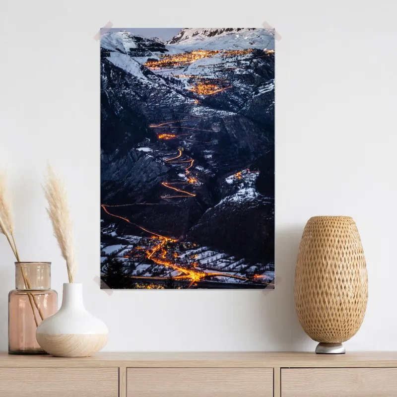 Plakat Alpe d'Huez nocna wspinaczka po krętej drodze – Wallissimo® Plakat Alpe d'Huez nocna wspinaczka po krętej drodze – Wallissimo®