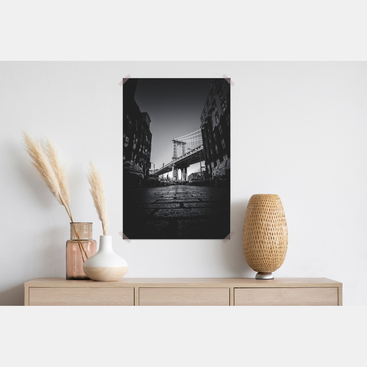 Plakat most na Manhattanie z perspektywy brukowanej ulicy – Wallissimo® Plakat most na Manhattanie z perspektywy brukowanej ulicy – Wallissimo®