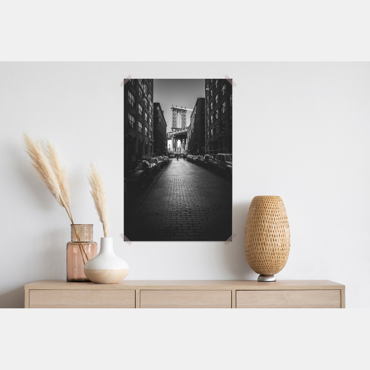 Plakat most Manhattan w kadrze brukowanej ulicy – Wallissimo® Plakat most Manhattan w kadrze brukowanej ulicy – Wallissimo®