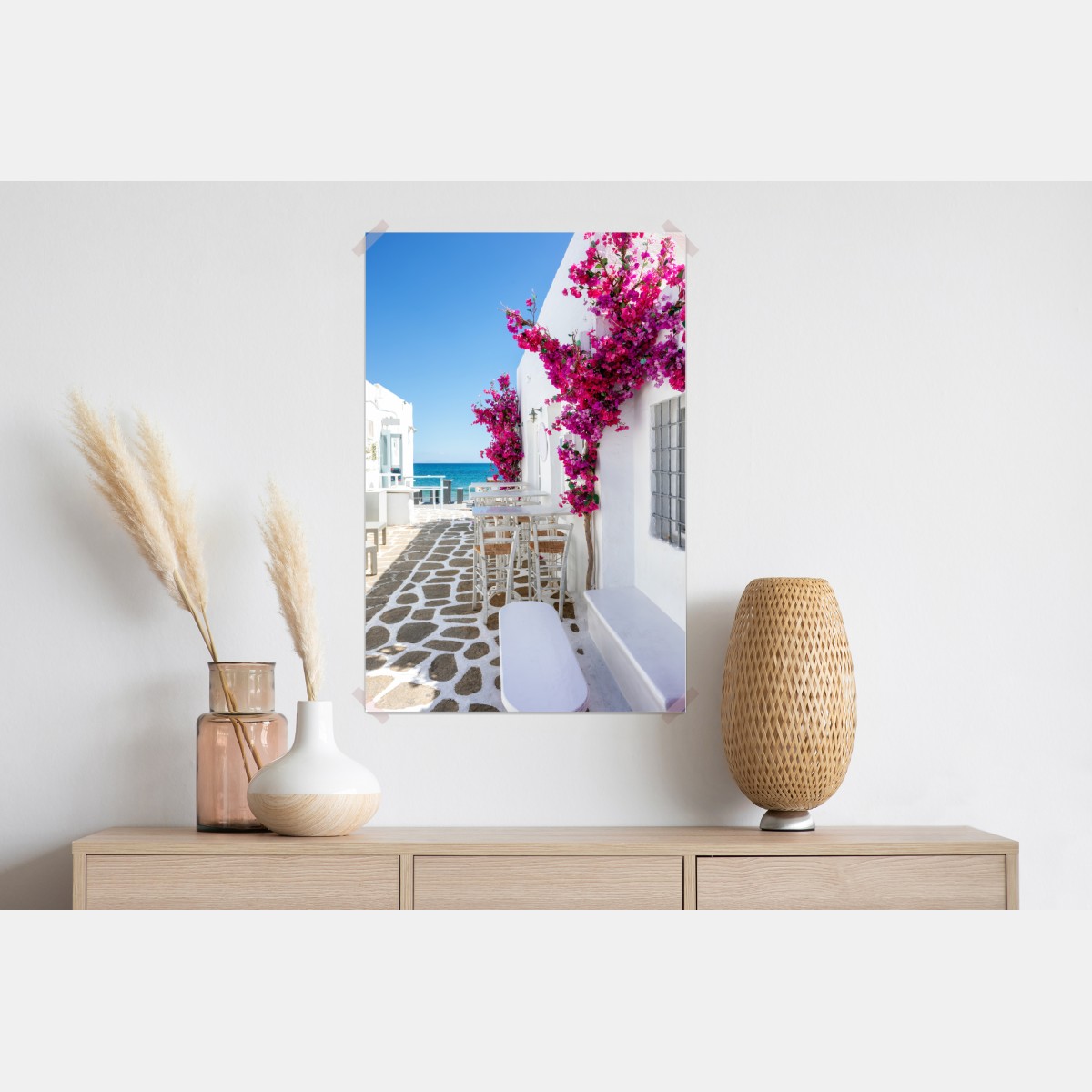 Plakat słoneczna śródziemnomorska alejka z bugenwillą – Wallissimo® Plakat słoneczna śródziemnomorska alejka z bugenwillą – Wallissimo®