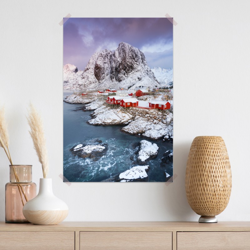 Plakat czerwone domki nad zaśnieżoną górą – Wallissimo® Plakat czerwone domki nad zaśnieżoną górą – Wallissimo®