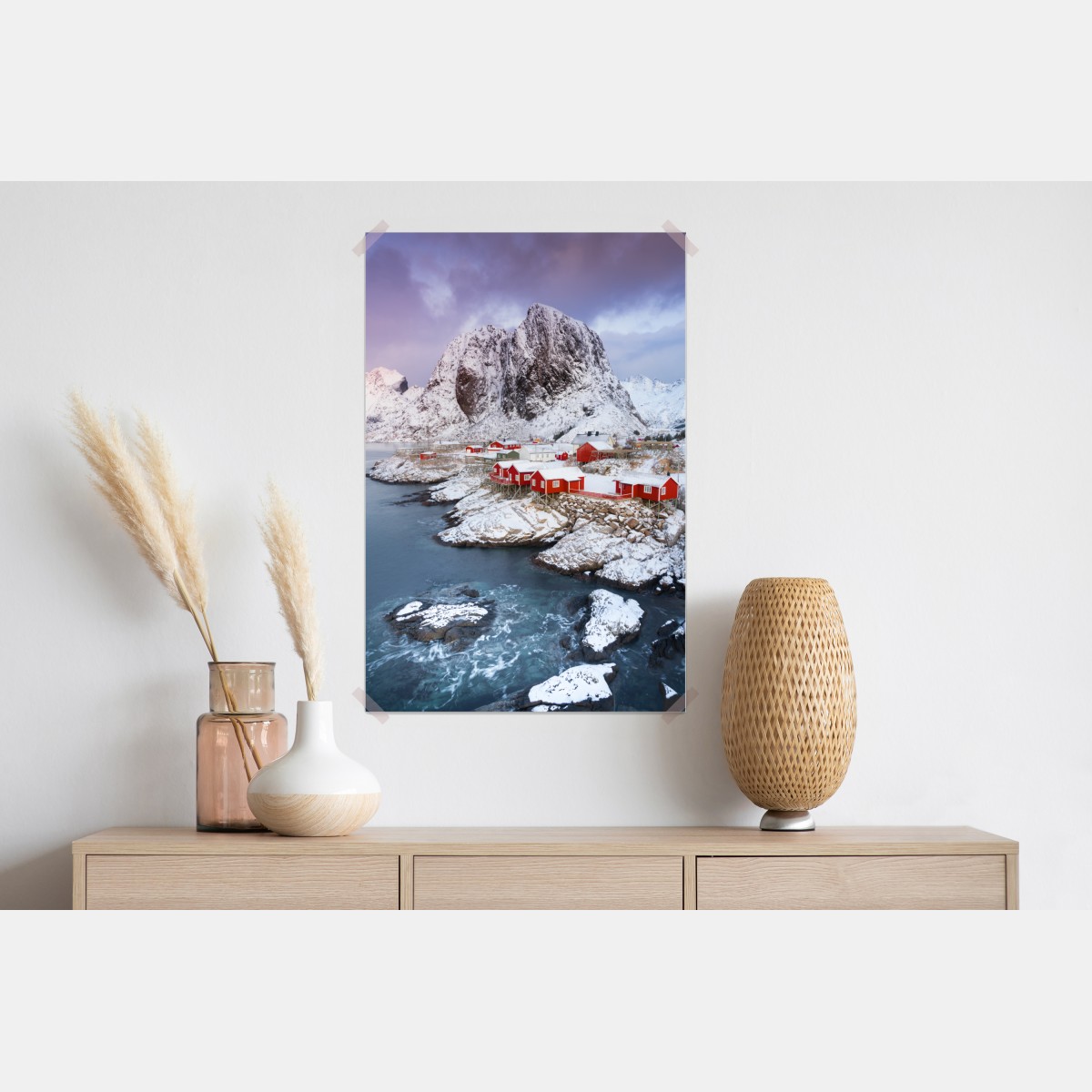 Plakat czerwone domki nad zaśnieżoną górą – Wallissimo® Plakat czerwone domki nad zaśnieżoną górą – Wallissimo®