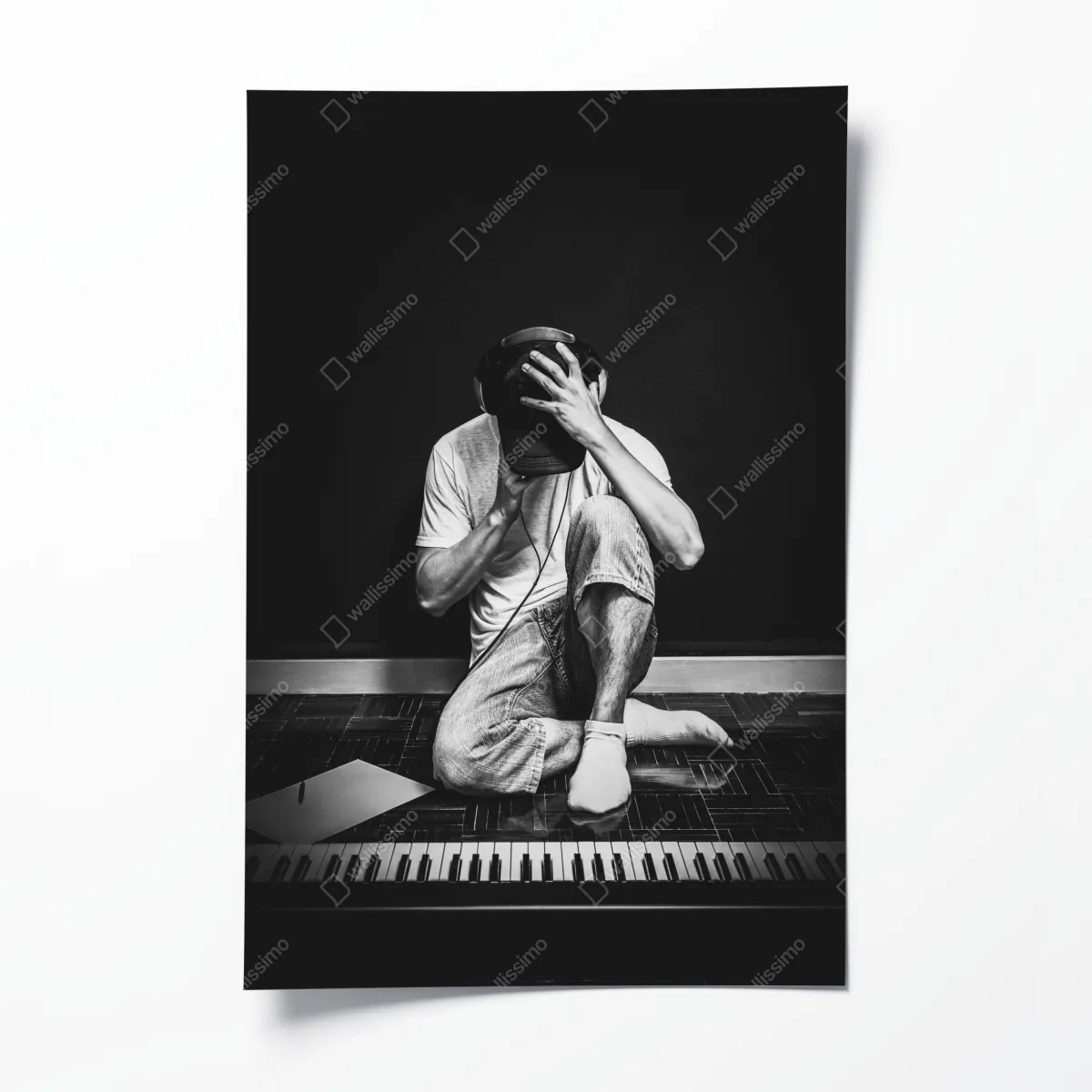 Plakat introwertyczny muzyk przy klawiaturze – Wallissimo® Plakat introwertyczny muzyk przy klawiaturze – Wallissimo®