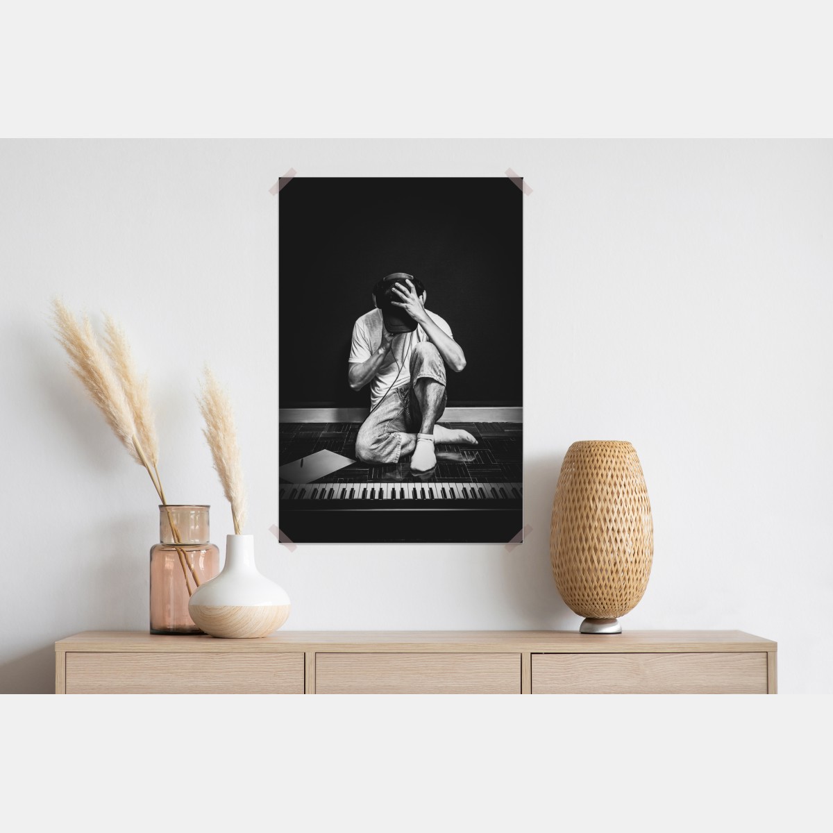 Plakat introwertyczny muzyk przy klawiaturze – Wallissimo® Plakat introwertyczny muzyk przy klawiaturze – Wallissimo®