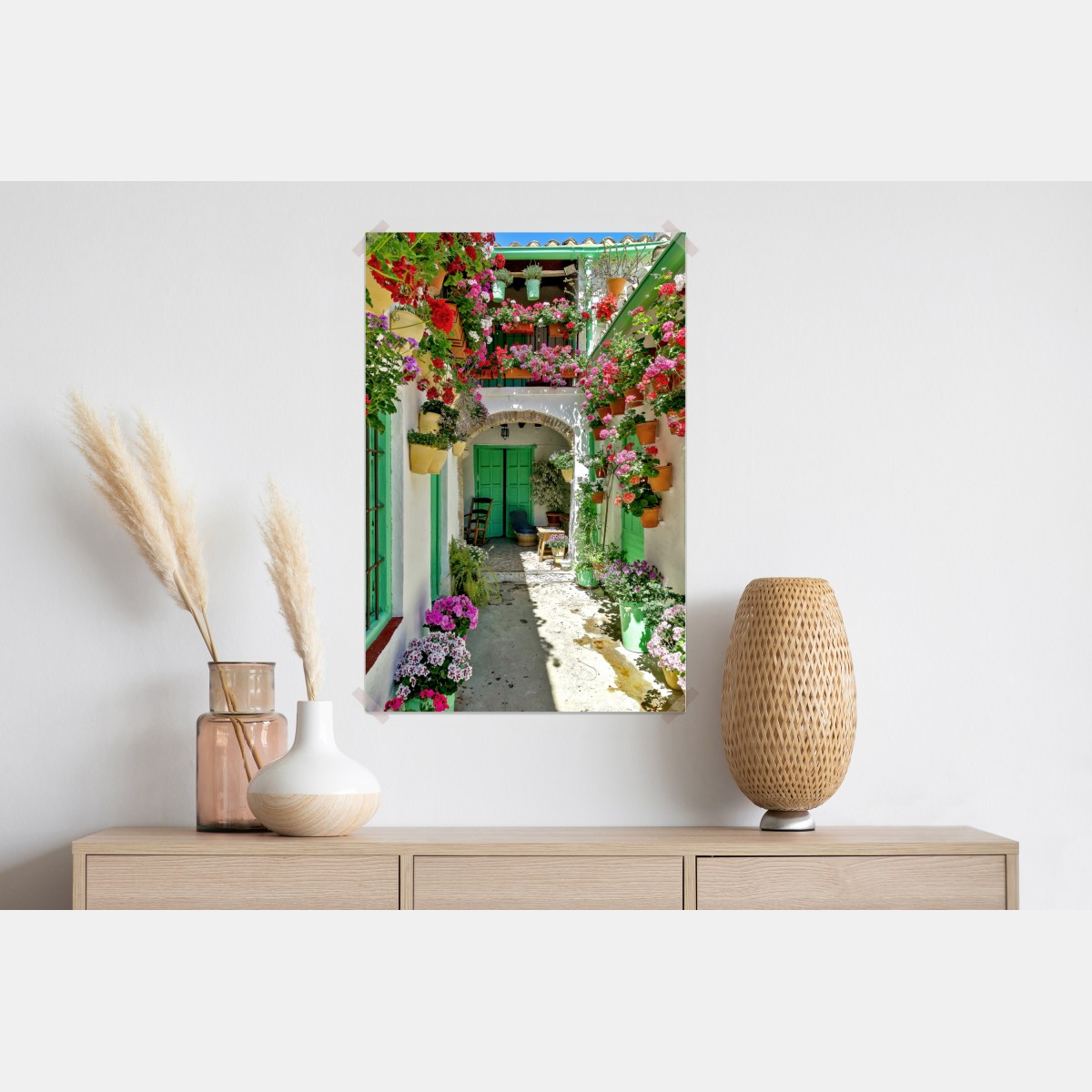 Plakat słoneczne podwórko pełne kwiatów i zielonych drzwi – Wallissimo® Plakat słoneczne podwórko pełne kwiatów i zielonych drzwi – Wallissimo®