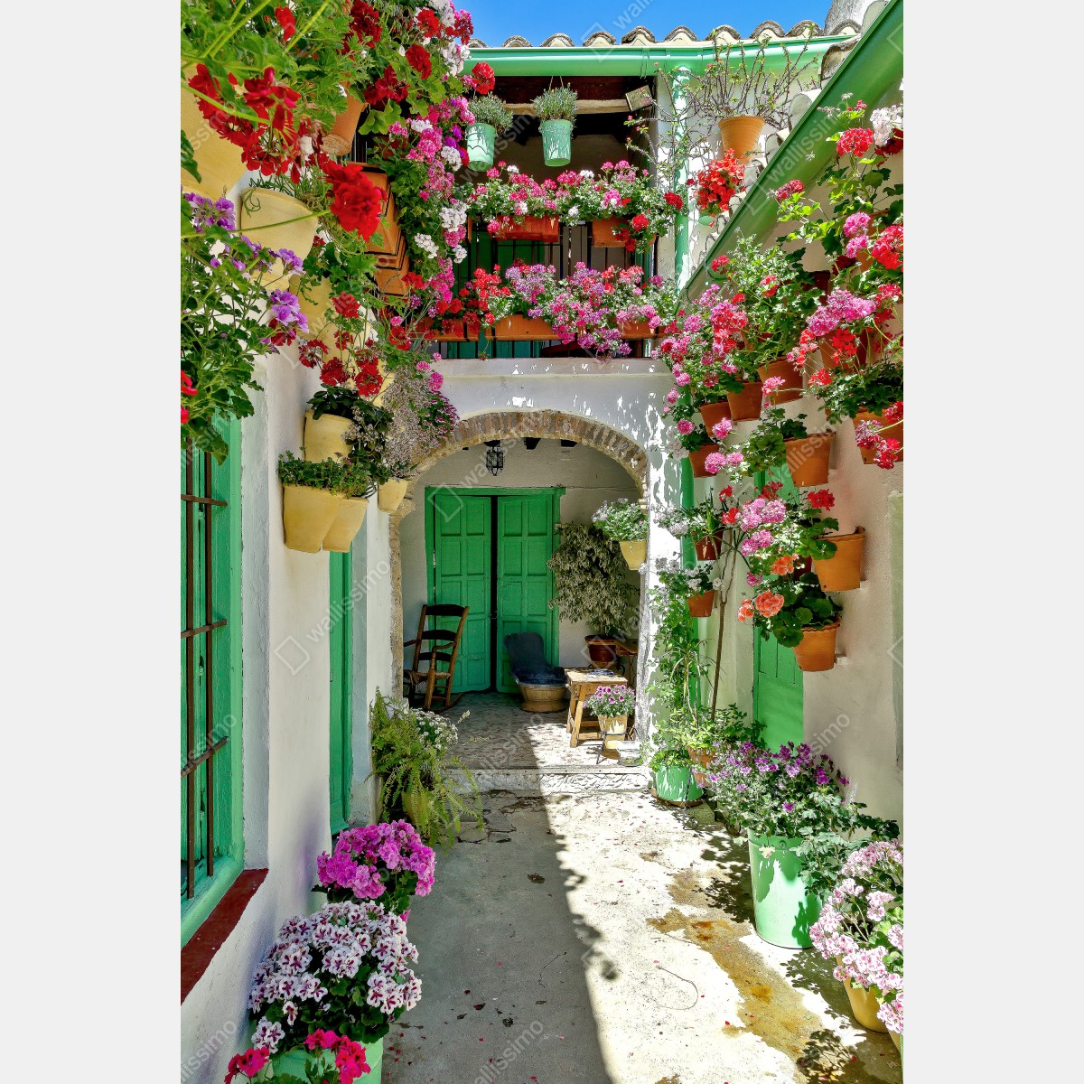 Plakat słoneczne podwórko pełne kwiatów i zielonych drzwi – Wallissimo® Plakat słoneczne podwórko pełne kwiatów i zielonych drzwi – Wallissimo®