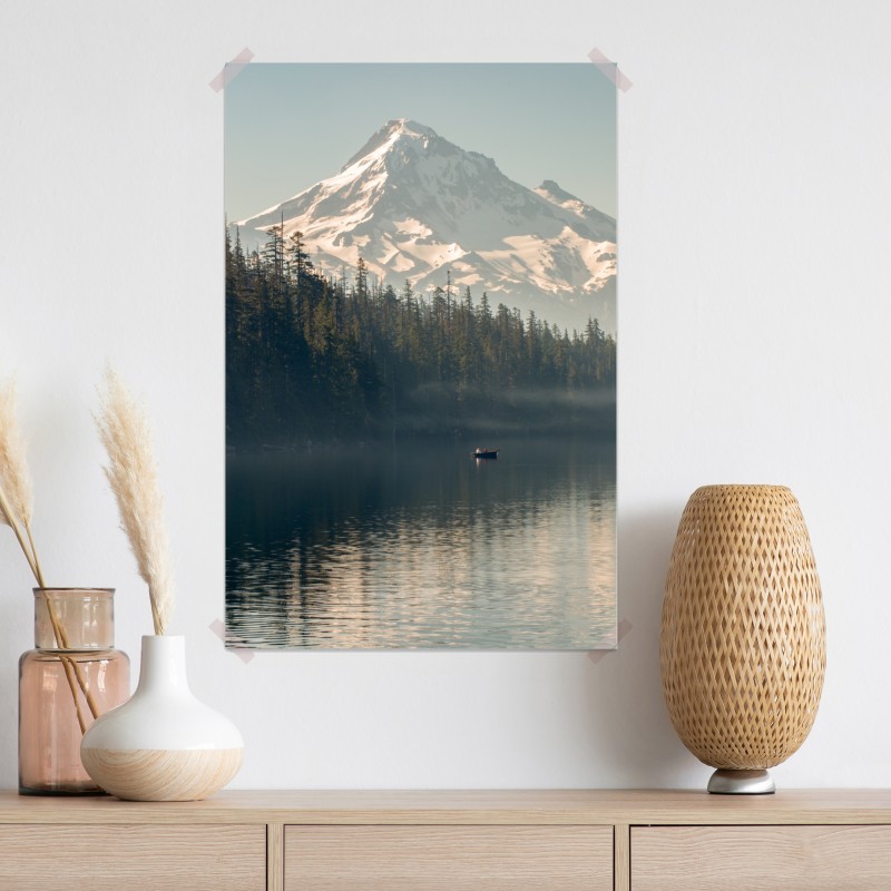Plakat śnieżna góra nad spokojnym jeziorem – Wallissimo® Plakat śnieżna góra nad spokojnym jeziorem – Wallissimo®