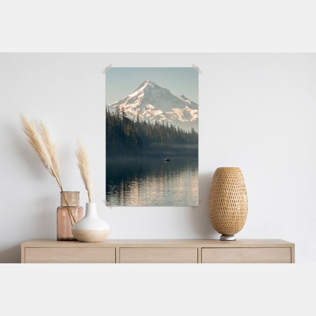 Plakat śnieżna góra nad spokojnym jeziorem – Wallissimo® Plakat śnieżna góra nad spokojnym jeziorem – Wallissimo®