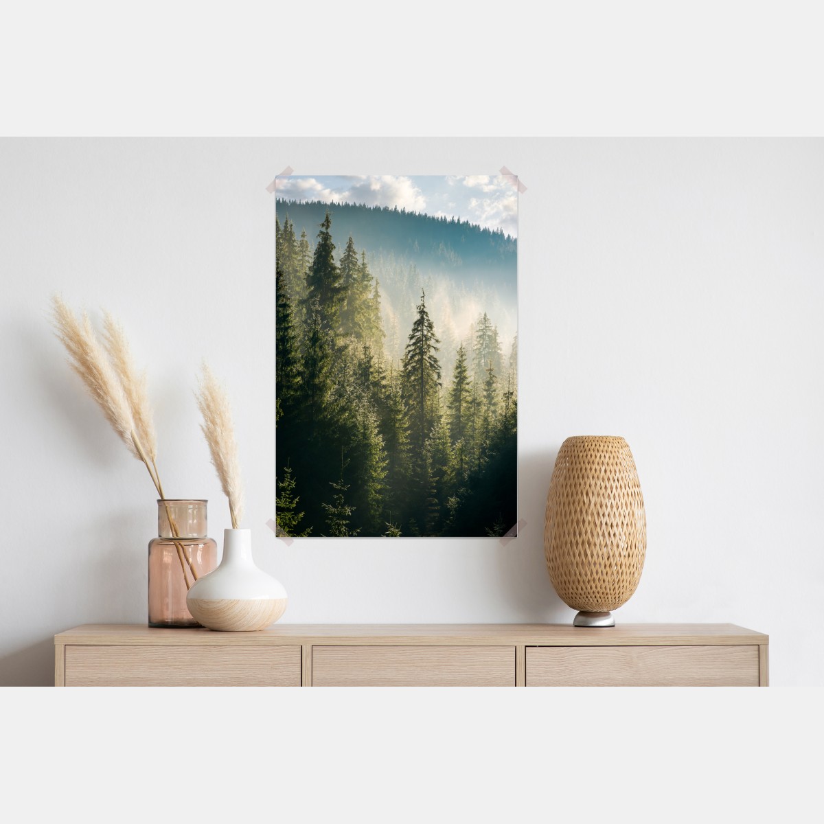 Plakat mglisty świerkowy las w porannym świetle – Wallissimo® Plakat mglisty świerkowy las w porannym świetle – Wallissimo®