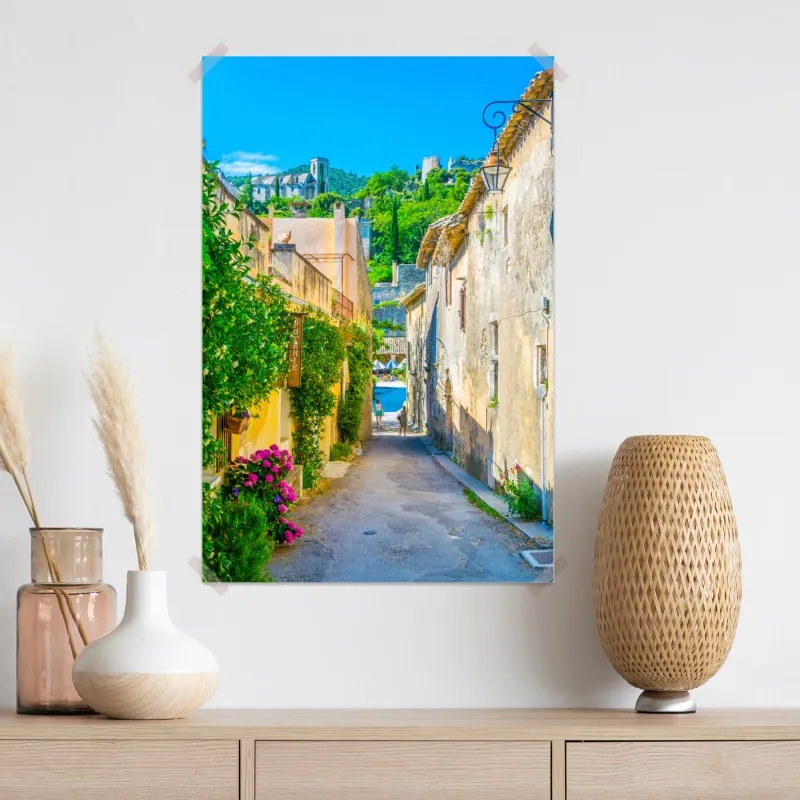 Plakat słoneczna uliczka wioski śródziemnomorskiej – Wallissimo® Plakat słoneczna uliczka wioski śródziemnomorskiej – Wallissimo®