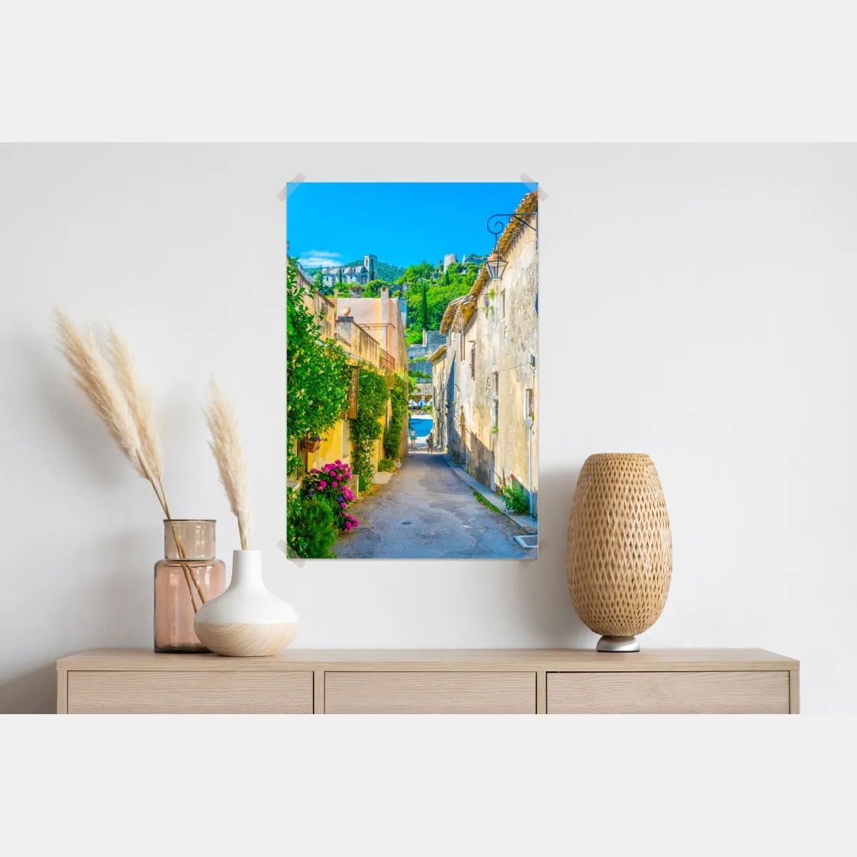 Plakat słoneczna uliczka wioski śródziemnomorskiej – Wallissimo® Plakat słoneczna uliczka wioski śródziemnomorskiej – Wallissimo®
