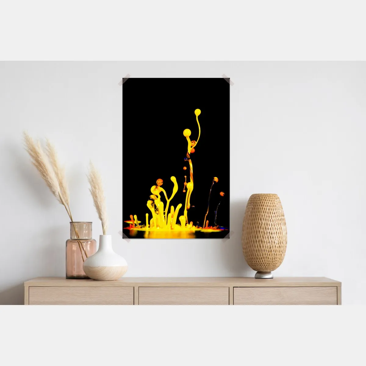 Plakat intensywny żółty rozbryzg farby na czarnym tle – Wallissimo® Plakat intensywny żółty rozbryzg farby na czarnym tle – Wallissimo®