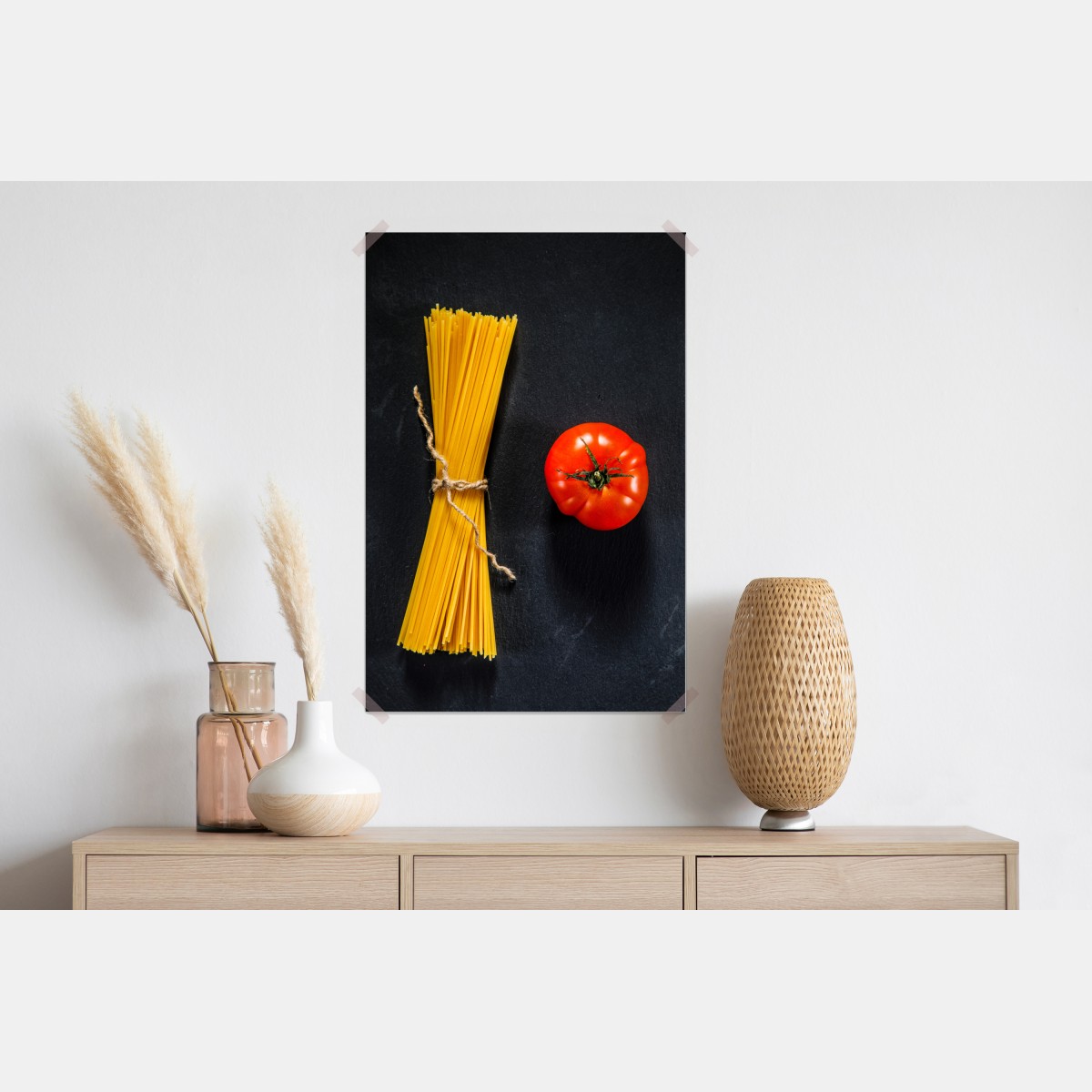 Plakat minimalistyczna kompozycja makaronu i pomidora – Wallissimo® Plakat minimalistyczna kompozycja makaronu i pomidora – Wallissimo®