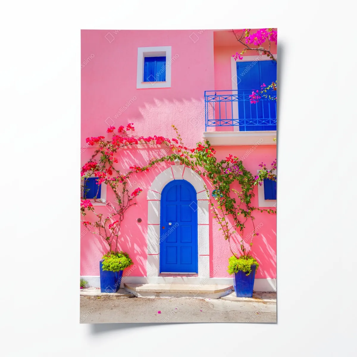 Plakat intensywna różowa fasada z niebieskimi drzwiami – Wallissimo® Plakat intensywna różowa fasada z niebieskimi drzwiami – Wallissimo®
