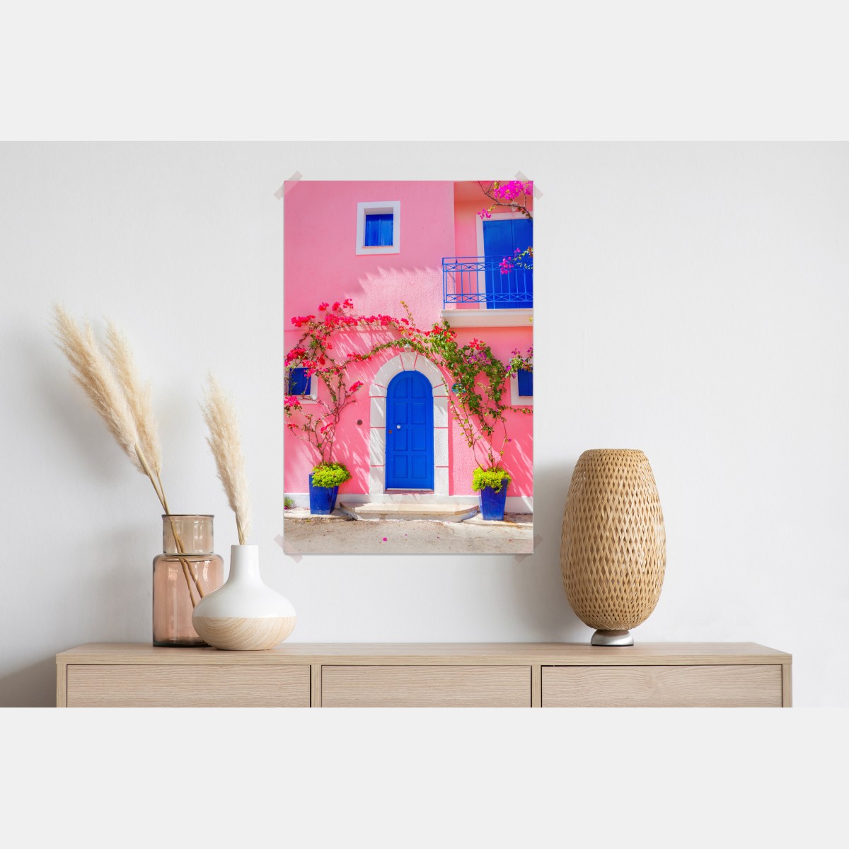 Plakat intensywna różowa fasada z niebieskimi drzwiami – Wallissimo® Plakat intensywna różowa fasada z niebieskimi drzwiami – Wallissimo®