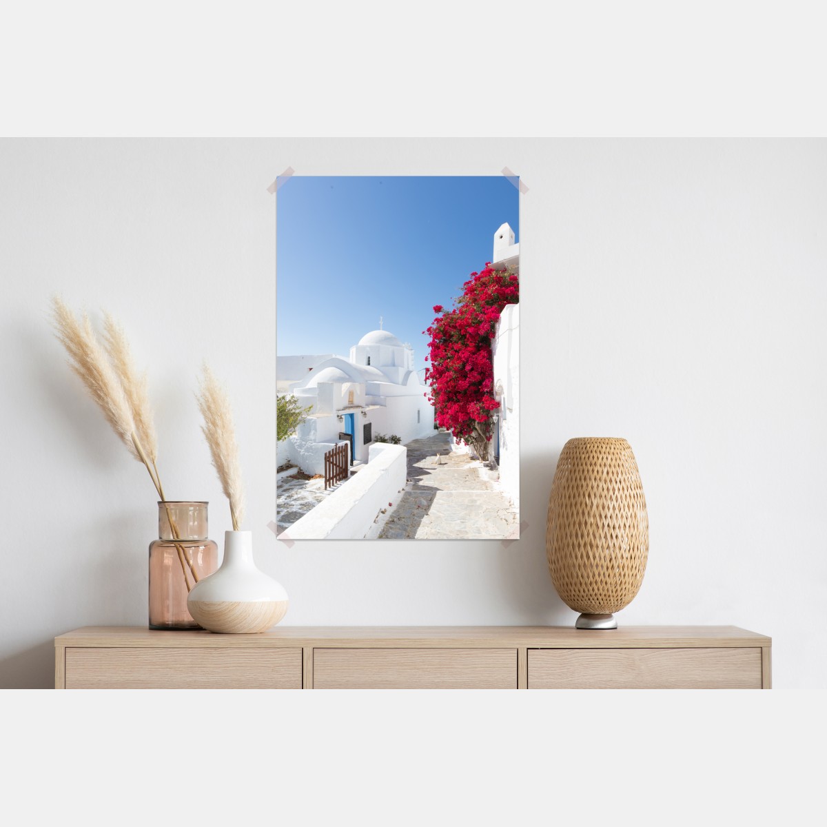 Plakat słoneczna ulica wyspy z bujną bugenwillą – Wallissimo® Plakat słoneczna ulica wyspy z bujną bugenwillą – Wallissimo®